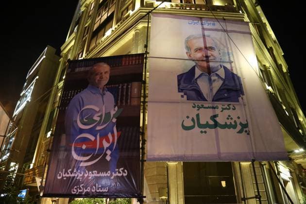 News Themen der Woche KW27 News Bilder des Tages July 1, 2024, Tehran, Iran: Two giant billboards featuring a portrait of a former reformist member of parliament and presidential elections candidate Masoud Pezeshkian, with Persian script reading For Iran, are being hung in front of the central election headquarters for Pezeshkian. At the same time, people gather to watch a live televised debate between Iran s 2024 presidential election candidates, Saeed Jalili, Iranian presidential ultraconservative candidate and top former nuclear negotiator, and Masoud Pezeshkian, Iranian presidential reformist candidate, in downtown Tehran. The recent Iranian presidential election showed a decline in support for reformists and conservatives. However, some voters still advocate for change by endorsi - ZUMAf146 20240701_zip_f146_011 Copyright: xRouzbehxFouladix