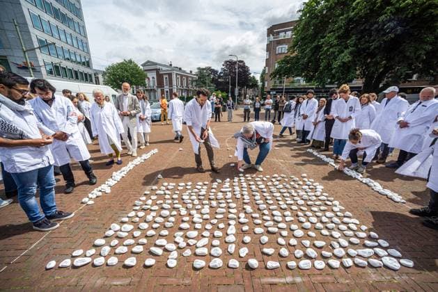 Bilder des Jahres 2024, News 07 Juli News Themen der Woche KW27 News Bilder des Tages Healthcare workers place memorial stones for slain colleagues in Gaza, by Holocaust Memorial in The Hague.- 01 Jul 2024 Care for Gaza collective takes it in turn to lay down a stone bearing the name of one healthcare worker killed in Israelís genocidal war on Gaza. At 12 noon, to the sound of the monthly emergency alert test siren; the Care for Gaza collective, organized a memorial service for slain healthcare providers of Gaza, the service was conducted by the Holocaust Memorial in The Hague. The names of those killed were written on 500 small white stones and read from a list during the hour-long ceremony by Dutch-Kurdish singer Naaz. These were the names of nurses, paramedics and other medical workers killed in Israelís genocidal war Copyright: xCharlesxMxVellax xSOPAxImagesx CMVELLA_5748