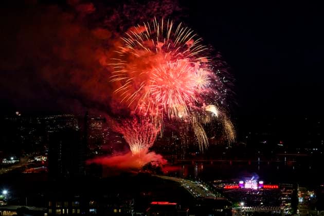 July 1, 2024, Ottawa, On, CAN: Fireworks explode above LeBreton Flats Park on Canada Day, in Ottawa, on Monday, July 1, 2024. Ottawa CAN  - ZUMAc35_ 20240701_zaf_c35_173 Copyright: xJustinxTangx