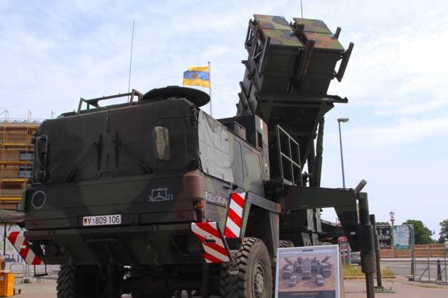 Blick am Donnerstag (27.06.2024) in der Landeshauptstadt Schwerin auf dem örtlichen Alten Garten beim Dank- und Rückkehrerappell für Soldatinnen und Soldaten sowie Zivilbeschäftigten der Bundeswehr aus Dienstorten in Mecklenburg-Vorpommern auf das Waffensystem Patriot. Die Bundeswehr ist im Nordosten ein starker Arbeitgeber und wichtiger Wirtschaftsfaktor. Dazu sind die Soldatinnen und Soldaten in die Landesverteidigung und Bündnispolitik der Bundesrepublik eingebunden Derzeit sind im Land (Stand Ende Mai 2024) 12.600 Bundeswehrangehörige stationiert. Davon 9.000 Soldaten und Soldatinnen und 3.600 Zivilbeschäftigte der Bundeswehr. Im vergangenen Jahr waren knapp 2000 Soldaten und Soldatinnen, aber auch einige Zivilbeschäftige aus MV