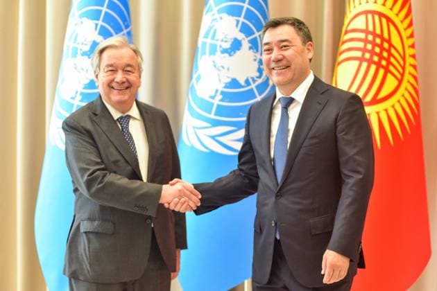 News Themen der Woche KW27 KYRGYZSTAN, BISHKEK - JULY 2, 2024: United Nations Secretary-General Antonio Guterres (L) and Kyrgyzstan s Prime Minister Sadyr Japarov shake hands during a meeting. Vladislav Nogai TASS  71679422