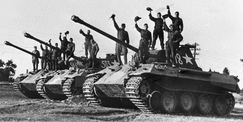 Archivbilder der Woche KW27 TANK MEN PANTHERS TROPHIES 60963 09.05.1945 Soviet tank men under Senior Lieutenant Sotnikov driving the captured Panthers near Prague. RIA Novosti Sputnik Czechoslovakia  Copyright: xRIAxNovostix