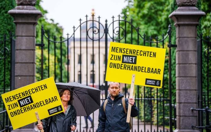 News Themen der Woche KW27 News Bilder des Tages THE HAGUE - Demonstrators in front of the gate of Huis ten Bosch Palace, where the new Schoof government will be standing on the steps later in the day. ANP FREEK VAN DEN BERGH netherlands out - belgium out  Copyright: xx x502587385x originalFilename: 502587385.jpg