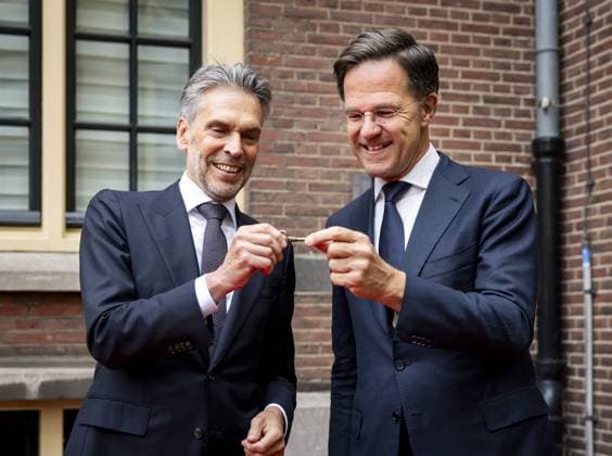 Bilder des Jahres 2024, News 07 Juli News Themen der Woche KW27 THE HAGUE - Former Prime Minister Mark Rutte greets Prime Minister Dick Schoof at the Torentje for the transfer of the premiership. ANP REMKO DE WAAL netherlands out - belgium out  Copyright: xx x502599361x originalFilename: 502599361.jpg