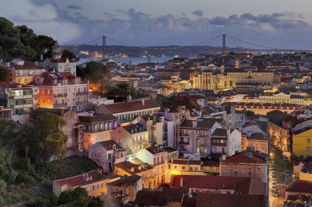 View from the viewpoint Miradouro da Graça, also Sophia de Mello Breyner Andresen, city view, old town, bridge 25 de Abril, river Tejo, Lisbon, evening mood, twilight, blue hour, Portugal, Europe *** View from The Viewpoint Miradouro as Graça, So Sophia de Mello Breyner Andresen, City view, Old town, Bridge 25 de Abril, River Tejo, Lisbon, evening mood, twilight, Blue hour, Portugal, Europe Copyright: imageBROKER MichaelxWeber ibximw10915101.jpg