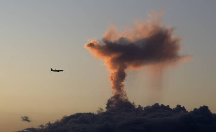 Creative Highlights World Aeroplane, jet, approaching Humberto Delgado Airport LPPT, in front of clouds in dramatic light in the form of a volcanic eruption, Lisbon, evening light, PortugalLisbon, Portugal, Europe *** Aeroplane, jet, approaching Humberto Delgado Airport LPPT, in Front of Clouds in Dramatic Light in The Form of a Volcanic eruption, Lisbon, evening light, PortugalLisbon, Portugal, Europe Copyright: imageBROKER MichaelxWeber ibximw10915454.jpg