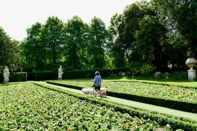Seasonal weather People make the most of the lovely weather enjoying the picturesque surrounds of Cliveden House.,  Copyright: xGeoffreyxSwainex xAvalonx 0694984295