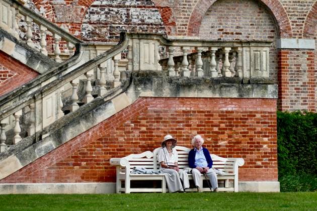 Seasonal weather People make the most of the lovely weather enjoying the picturesque surrounds of Cliveden House.,  Copyright: xGeoffreyxSwainex xAvalonx 0694984521
