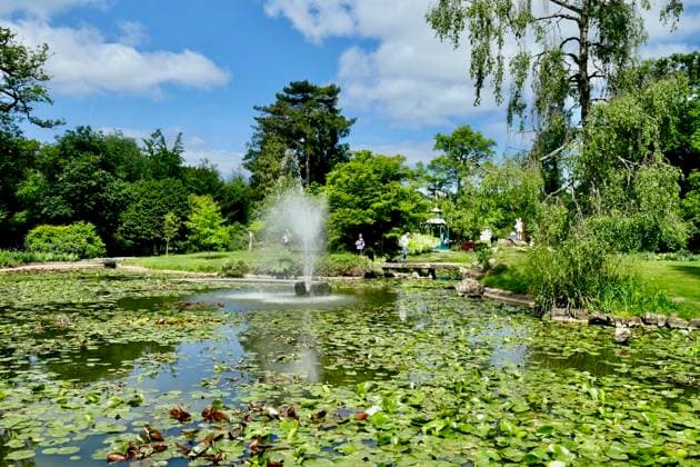 Seasonal weather People make the most of the lovely weather enjoying the picturesque surrounds of Cliveden House.,  Copyright: xGeoffreyxSwainex xAvalonx 0694985212