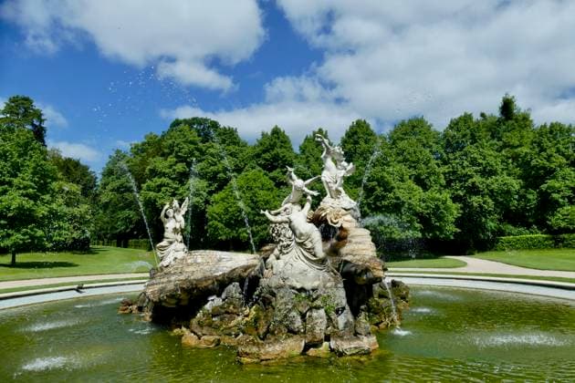 Seasonal weather The Fountain of Love under blue skies and white clouds.,  Copyright: xGeoffreyxSwainex xAvalonx 0694985675