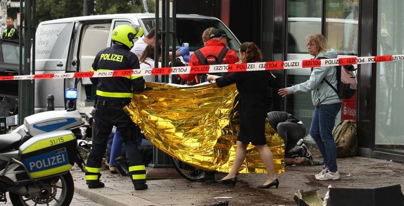 Bilder des Jahres 2024, News 07 Juli News Themen der Woche KW27 News Bilder des Tages Ein PKW ist am Dienstagmorgen mit hoher Geschwindigkeit im die Filiale der Hamburger Sparkasse am Jungfernstieg gerast. Dabei wurde auch ein Lieferwagen in den Unfall verwickelt. Es gab mehrere Verletzte. Polizei, Feuerwehr und Rettungskräfte waren mit Dutzenden Einsatzkräften vor Ort. Der Jungfernstieg wurde weiträumig abgesperrt. Ein 40-jähriger Mann musste reanimiert werden (im Foto). Er schwebt in Lebensgefahr. Altstadt Hamburg *** A car crashed at high speed into the Hamburger Sparkasse branch on Jungfernstieg on Tuesday morning A delivery van was also involved in the accident There were several injuries Police, fire and rescue services were on the scene with dozens of emergency services The Jungfernstieg was cordoned off over a