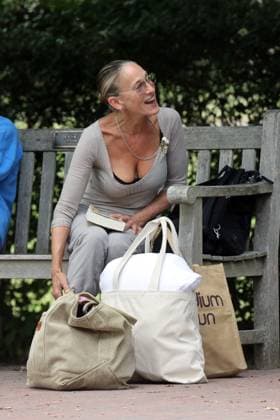 Entertainment Themen der Woche KW27 Entertainment Bilder des Tages EXCLUSIVE **EXCLUSIVE ALL ROUNDER** Sarah Jessica Parker spotted relaxing reading a Sally Rooney book in a bench in The Hamptons, New York Featuring: Sarah Jessica Parker Where: The Hamptons, New York, United States When: 02 Jul 2024 Credit: Matt Agudo INSTARimages ****EXCLUSIVE ALL ROUNDER**** EDITORIAL USE ONLY. NOT FOR USE BY NEWSPAPERS BASED IN THE UK. Copyright: xx instar53915633