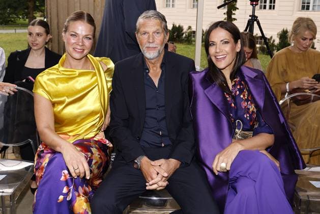 Entertainment Themen der Woche KW27 Entertainment Bilder des Tages Jessica Schwarz, Kai Wiesinger und Bettina Zimmermann bei der Marc Cain Pure Radiance Modenschau am 2.07.2024 im Rahmen der Fashion Week Berlin im Kolonnade mit Triumphtor am Neuen Palais in Potsdam Fashionweek Berlin 2024 - Marc Cain Show *** Jessica Schwarz, Kai Wiesinger and Bettina Zimmermann at the Marc Cain Pure Radiance fashion show on 2 07 2024 as part of Fashion Week Berlin in the Colonnade with Triumphtor at the Neues Palais in Potsdam Fashionweek Berlin 2024 Marc Cain Show 