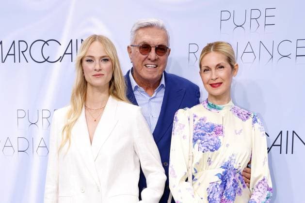 Entertainment Themen der Woche KW27 Entertainment Bilder des Tages Jessica Madsen, Helmut Schlotterer und Kelly Rutherford bei der Marc Cain Pure Radiance Modenschau am 2.07.2024 im Rahmen der Fashion Week Berlin im Kolonnade mit Triumphtor am Neuen Palais in Potsdam Fashionweek Berlin 2024 - Marc Cain Show in Potsdam *** Jessica Madsen, Helmut Schlotterer and Kelly Rutherford at the Marc Cain Pure Radiance fashion show on 2 07 2024 as part of Fashion Week Berlin in the Colonnade with Triumphtor at the New Palace in Potsdam Fashionweek Berlin 2024 Marc Cain Show in Potsdam 