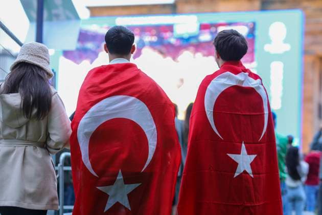 EM 2024: Österreich gegen Türkei in der Fan Zone am Brandenbur, Die Türkischen Fans bejubeln das Tor zum 1:0 für die Türkei. Berlin Berlin Deutschland
