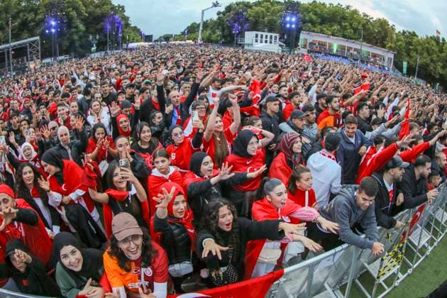EM 2024: Österreich gegen Türkei in der Fan Zone am Brandenbur, Die Türkischen Fans bejubeln das Tor zum 1:0 für die Türkei. Berlin Berlin Deutschland
