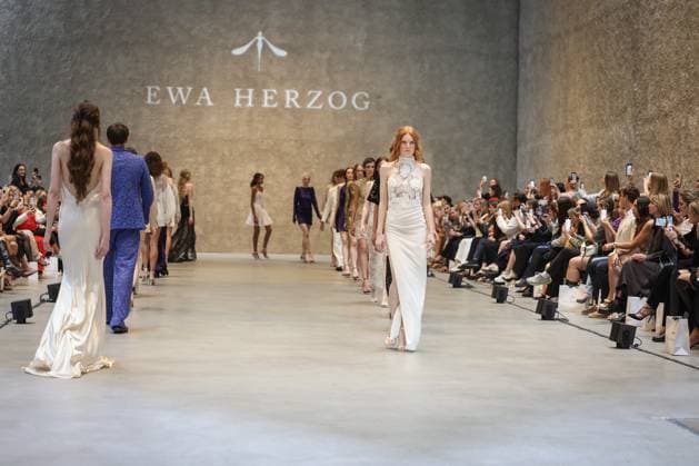 Entertainment Themen der Woche KW27 Entertainment Bilder des Tages Berlin Fashion Week EWA HERZOG Show Laufsteg Models Feature Gäste Atmosphäre Berlin Fashion Week Show EWA HERZOG in der KÖNIG GALERIE in Berlin *** Berlin Fashion Week EWA HERZOG Show Catwalk Models Feature Guests Atmosphere Berlin Fashion Week Show EWA HERZOG at the KÖNIG GALERIE in Berlin Copyright: xEventpressxFuhrx