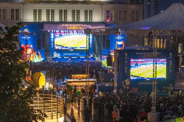 Im Achtelfinale der Fußballeuropameisterschaft 2024 traf am Abend die Türkei auf Österreich. Gespielt wurde im Zentralstadion Leipzig. Ein hochemotionales Spiel mit mehreren tausend Besuchern auf der Fanzone Leipzig auf dem Augustusplatz vorm Gewandhaus. Tuerkei - Oesterreich