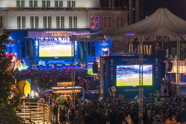Im Achtelfinale der Fußballeuropameisterschaft 2024 traf am Abend die Türkei auf Österreich. Gespielt wurde im Zentralstadion Leipzig. Ein hochemotionales Spiel mit mehreren tausend Besuchern auf der Fanzone Leipzig auf dem Augustusplatz vorm Gewandhaus. Tuerkei - Oesterreich