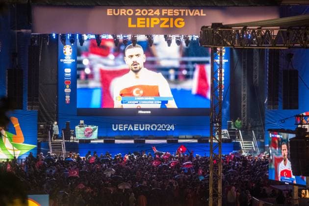 Im Achtelfinale der Fußballeuropameisterschaft 2024 traf am Abend die Türkei auf Österreich. Gespielt wurde im Zentralstadion Leipzig. Ein hochemotionales Spiel mit mehreren tausend Besuchern auf der Fanzone Leipzig auf dem Augustusplatz vorm Gewandhaus. Tuerkei - Oesterreich
