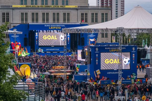 Im Achtelfinale der Fußballeuropameisterschaft 2024 traf am Abend die Türkei auf Österreich. Gespielt wurde im Zentralstadion Leipzig. Ein hochemotionales Spiel mit mehreren tausend Besuchern auf der Fanzone Leipzig auf dem Augustusplatz vorm Gewandhaus. Tuerkei - Oesterreich