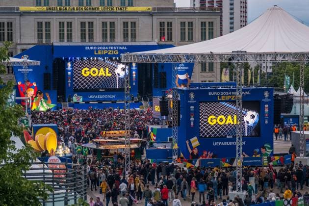 Im Achtelfinale der Fußballeuropameisterschaft 2024 traf am Abend die Türkei auf Österreich. Gespielt wurde im Zentralstadion Leipzig. Ein hochemotionales Spiel mit mehreren tausend Besuchern auf der Fanzone Leipzig auf dem Augustusplatz vorm Gewandhaus. Tuerkei - Oesterreich