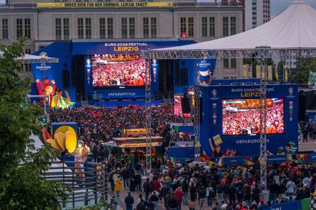 Im Achtelfinale der Fußballeuropameisterschaft 2024 traf am Abend die Türkei auf Österreich. Gespielt wurde im Zentralstadion Leipzig. Ein hochemotionales Spiel mit mehreren tausend Besuchern auf der Fanzone Leipzig auf dem Augustusplatz vorm Gewandhaus. Tuerkei - Oesterreich