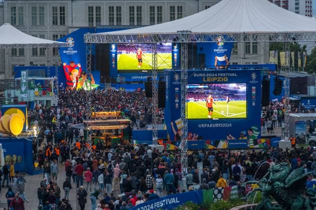 Im Achtelfinale der Fußballeuropameisterschaft 2024 traf am Abend die Türkei auf Österreich. Gespielt wurde im Zentralstadion Leipzig. Ein hochemotionales Spiel mit mehreren tausend Besuchern auf der Fanzone Leipzig auf dem Augustusplatz vorm Gewandhaus. Tuerkei - Oesterreich