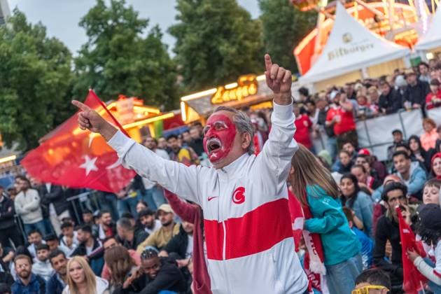 Im Achtelfinale der Fußballeuropameisterschaft 2024 traf am Abend die Türkei auf Österreich. Gespielt wurde im Zentralstadion Leipzig. Ein hochemotionales Spiel mit mehreren tausend Besuchern auf der Fanzone Leipzig auf dem Augustusplatz vorm Gewandhaus. Tuerkei - Oesterreich