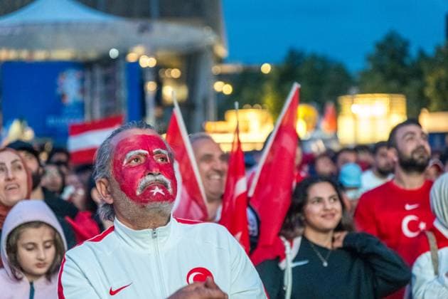 Im Achtelfinale der Fußballeuropameisterschaft 2024 traf am Abend die Türkei auf Österreich. Gespielt wurde im Zentralstadion Leipzig. Ein hochemotionales Spiel mit mehreren tausend Besuchern auf der Fanzone Leipzig auf dem Augustusplatz vorm Gewandhaus. Tuerkei - Oesterreich