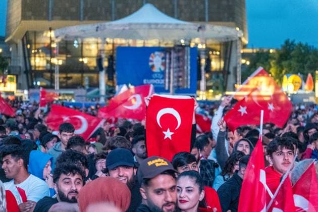 Im Achtelfinale der Fußballeuropameisterschaft 2024 traf am Abend die Türkei auf Österreich. Gespielt wurde im Zentralstadion Leipzig. Ein hochemotionales Spiel mit mehreren tausend Besuchern auf der Fanzone Leipzig auf dem Augustusplatz vorm Gewandhaus. Tuerkei - Oesterreich