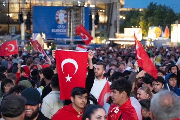 Im Achtelfinale der Fußballeuropameisterschaft 2024 traf am Abend die Türkei auf Österreich. Gespielt wurde im Zentralstadion Leipzig. Ein hochemotionales Spiel mit mehreren tausend Besuchern auf der Fanzone Leipzig auf dem Augustusplatz vorm Gewandhaus. Tuerkei - Oesterreich