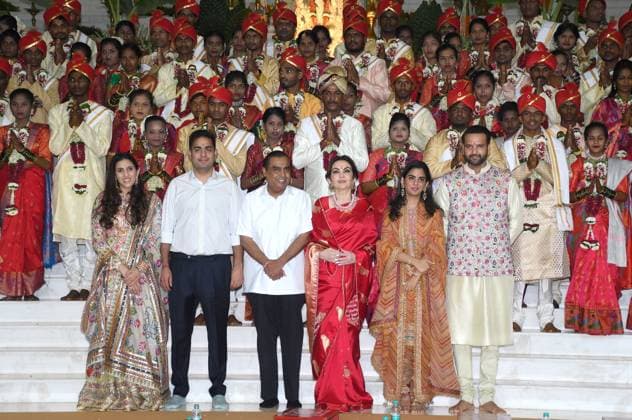 Entertainment Themen der Woche KW27 Entertainment Bilder des Tages Ambani Familie organisiert Massenhochzeit in Navi Mumbai, Indien July 2, 2024, Mumbai, Maharashtra, India: L-R Shloka Mehta (wife of Akash Ambani), Akash Ambani (son of Nita & Mukesh Ambani), Indian business man Mukesh Ambani, Indian philanthropist and business woman Nita Ambani, Isha Ambani (daughter of Nita & Mukesh Ambani) and Anand Piramal (Nita & Mukesh Ambani s son in law) pose for a photo during the mass wedding of 50 underprivileged couples organized by the Ambani family at Reliance Corporate Park in Navi Mumbai. The Ambani family s initiative not only celebrated the union of the couples but also highlighted their commitment to social welfare and community support. In this way, the family is also able to share their happiness and joy with the larger community and seek their blessings. Mumbai Ind - ZUMAs197 20240702_aab_s197_056 Copyright: xAshishxVaishnavx