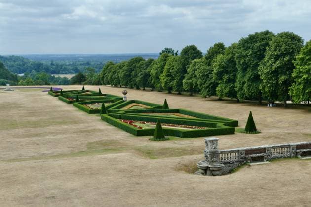 The effects of the heatvwave at Cliveden House and grounds The lawns and gardens look more like sandy beaches than lush green grass after the hot spell.. The normally lush green grounds and well kept gardens and lawns of the historic Cliveden House appear like a baron landscape after the recent hot spell which saw unprecedented temperatures in the UK leaving grass parched and plants dehydrated and bedding plants in need of a drink.,  Copyright: xGeoffreyxSwainex xAvalonx 0708631983