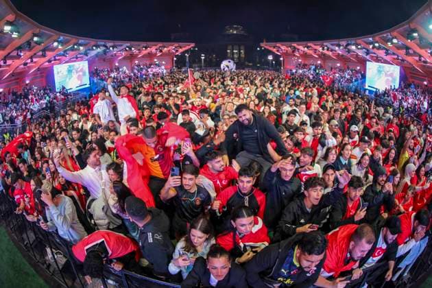 Türkische Fußballfans feiern Sensationssieg mit Party am Reich, Tausende türkische Fußballfans feierten am Abend ausgelassen den Sieg ihrer Nationalmannschaft gegen Österreich. Die Fanmeile vor dem Reichstag in Berlin verwandelte sich in ein rot-weißes Farbenmeer. Berlin Berlin Deutschland