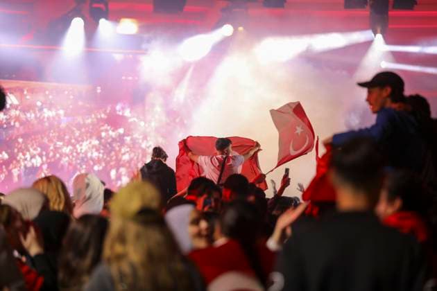 Türkische Fußballfans feiern Sensationssieg mit Party am Reich, Tausende türkische Fußballfans feierten am Abend ausgelassen den Sieg ihrer Nationalmannschaft gegen Österreich. Die Fanmeile vor dem Reichstag in Berlin verwandelte sich in ein rot-weißes Farbenmeer. Berlin Berlin Deutschland