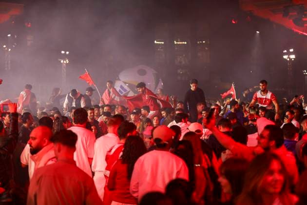 Türkische Fußballfans feiern Sensationssieg mit Party am Reich, Tausende türkische Fußballfans feierten am Abend ausgelassen den Sieg ihrer Nationalmannschaft gegen Österreich. Die Fanmeile vor dem Reichstag in Berlin verwandelte sich in ein rot-weißes Farbenmeer. Berlin Berlin Deutschland