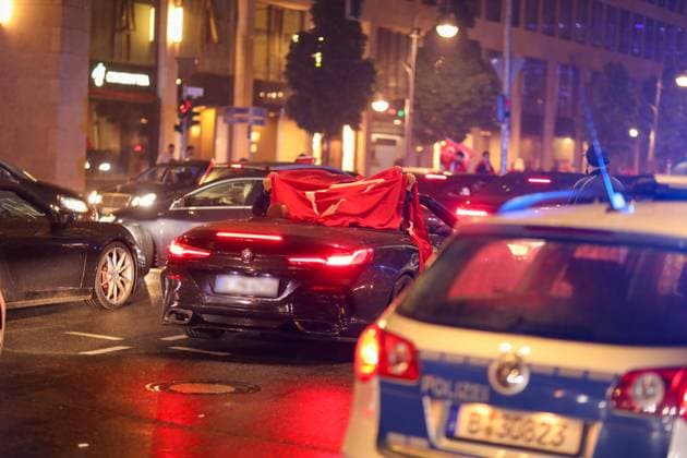Türkische Fußballfans feiern Sensationssieg mit Autokorso, Tausende türkische Fußballfans feierten am Abend ausgelassen den Sieg ihrer Nationalmannschaft gegen Österreich. Nach dem 2:1-Sieg gegen Österreich bildete sich auf dem Kurfürstendamm ein spontaner Autokorso. Die Fans hupten, sangen und schwenkten Fahnen. Die Polizei war mit einem Großaufgebot im Einsatz Berlin Berlin Deutschland