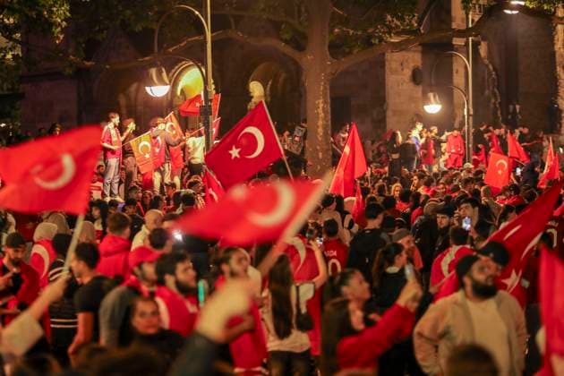 Türkische Fußballfans feiern Sensationssieg mit Autokorso, Tausende türkische Fußballfans feierten am Abend ausgelassen den Sieg ihrer Nationalmannschaft gegen Österreich. Nach dem 2:1-Sieg gegen Österreich bildete sich auf dem Kurfürstendamm ein spontaner Autokorso. Die Fans hupten, sangen und schwenkten Fahnen. Die Polizei war mit einem Großaufgebot im Einsatz Berlin Berlin Deutschland