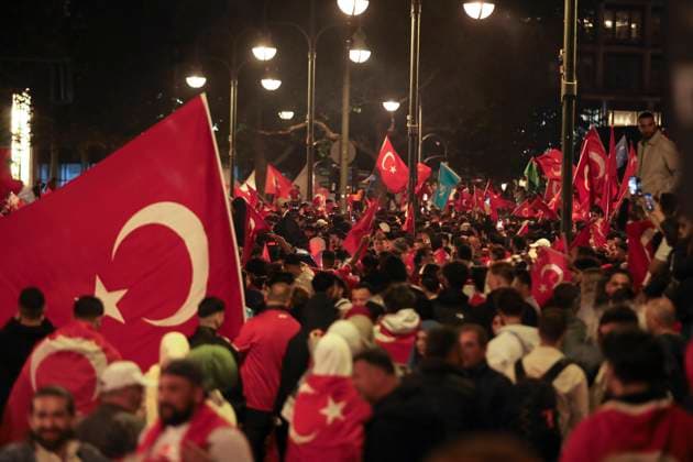 Türkische Fußballfans feiern Sensationssieg mit Autokorso, Tausende türkische Fußballfans feierten am Abend ausgelassen den Sieg ihrer Nationalmannschaft gegen Österreich. Nach dem 2:1-Sieg gegen Österreich bildete sich auf dem Kurfürstendamm ein spontaner Autokorso. Die Fans hupten, sangen und schwenkten Fahnen. Die Polizei war mit einem Großaufgebot im Einsatz Berlin Berlin Deutschland