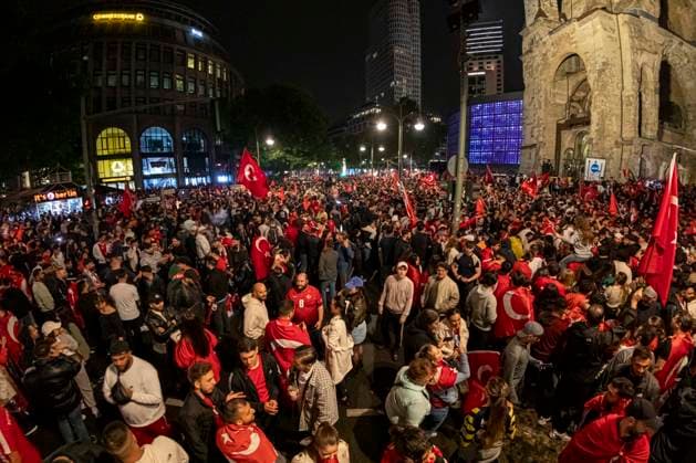 Türkische Fußballfans feiern Sensationssieg mit Autokorso, Tausende türkische Fußballfans feierten am Abend ausgelassen den Sieg ihrer Nationalmannschaft gegen Österreich. Nach dem 2:1-Sieg gegen Österreich bildete sich auf dem Kurfürstendamm ein spontaner Autokorso. Die Fans hupten, sangen und schwenkten Fahnen. Die Polizei war mit einem Großaufgebot im Einsatz Berlin Berlin Deutschland