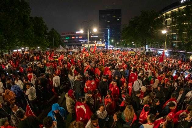 Türkische Fußballfans feiern Sensationssieg mit Autokorso, Tausende türkische Fußballfans feierten am Abend ausgelassen den Sieg ihrer Nationalmannschaft gegen Österreich. Nach dem 2:1-Sieg gegen Österreich bildete sich auf dem Kurfürstendamm ein spontaner Autokorso. Die Fans hupten, sangen und schwenkten Fahnen. Die Polizei war mit einem Großaufgebot im Einsatz Berlin Berlin Deutschland