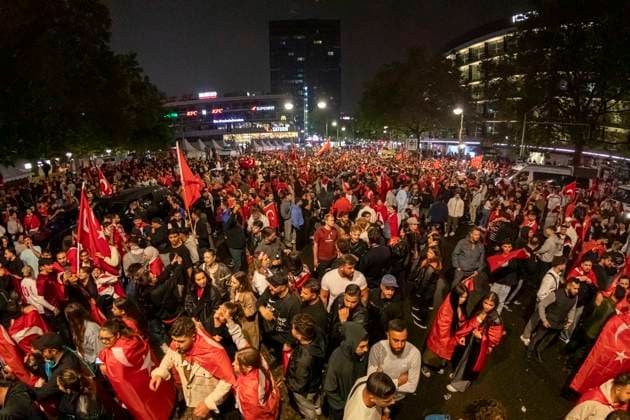 Türkische Fußballfans feiern Sensationssieg mit Autokorso, Tausende türkische Fußballfans feierten am Abend ausgelassen den Sieg ihrer Nationalmannschaft gegen Österreich. Nach dem 2:1-Sieg gegen Österreich bildete sich auf dem Kurfürstendamm ein spontaner Autokorso. Die Fans hupten, sangen und schwenkten Fahnen. Die Polizei war mit einem Großaufgebot im Einsatz Berlin Berlin Deutschland