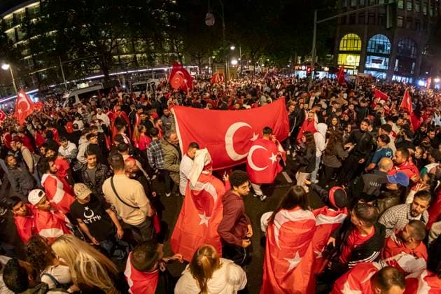 Türkische Fußballfans feiern Sensationssieg mit Autokorso, Tausende türkische Fußballfans feierten am Abend ausgelassen den Sieg ihrer Nationalmannschaft gegen Österreich. Nach dem 2:1-Sieg gegen Österreich bildete sich auf dem Kurfürstendamm ein spontaner Autokorso. Die Fans hupten, sangen und schwenkten Fahnen. Die Polizei war mit einem Großaufgebot im Einsatz Berlin Berlin Deutschland