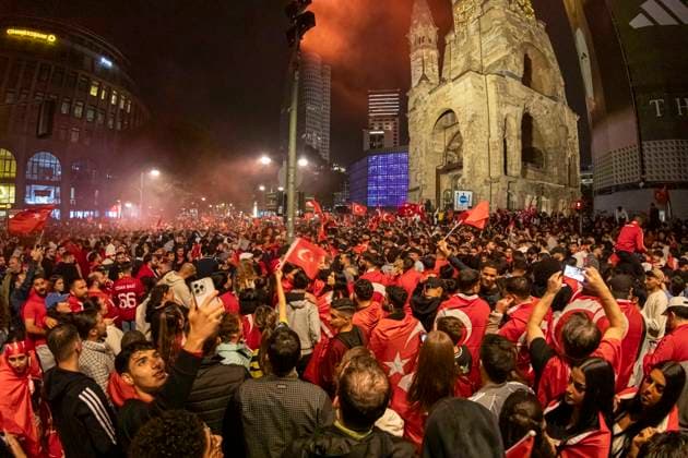 Türkische Fußballfans feiern Sensationssieg mit Autokorso, Tausende türkische Fußballfans feierten am Abend ausgelassen den Sieg ihrer Nationalmannschaft gegen Österreich. Nach dem 2:1-Sieg gegen Österreich bildete sich auf dem Kurfürstendamm ein spontaner Autokorso. Die Fans hupten, sangen und schwenkten Fahnen. Die Polizei war mit einem Großaufgebot im Einsatz Berlin Berlin Deutschland