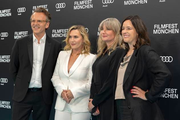 Christoph Gröner, Kate Winslet, Kate Solomon und Julia Weigl bei der Premiere des Kinofilms Die Fotografin Lee und der Verleihung des Cinemerit Awards auf dem 41. Filmfest München 2024 im Deutschen Theater. München, 02.07.2024