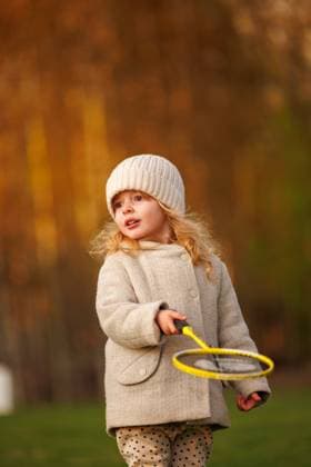 Creative Highlights Symbolbilder A little girl is playing badminton on the playground in the park Moscow, Moscow, Russia CR_OLSA240702C-1435529-01 ,model released, Symbolfoto