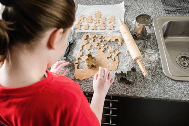 Overhead shot of girl cutting out gingerbread dough H?wera, Taranaki, New Zealand R_LVBS211018-843519-01 ,model released, Symbolfoto