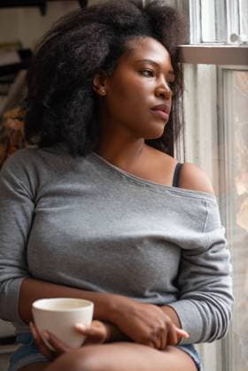 Creative Highlights Symbolbilder Sitting in the window holding coffee Cleveland, Tennessee, United States R_MIMIER240702-1457359-01 ,model released, Symbolfoto