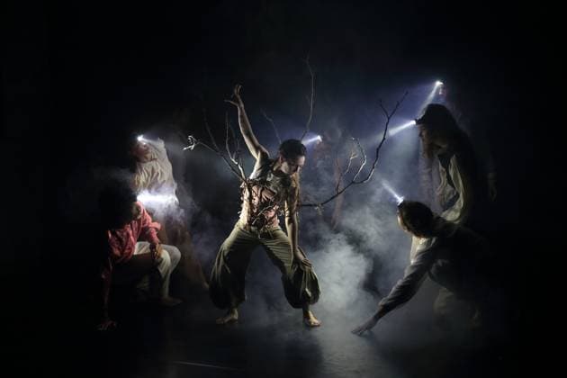 Entertainment Themen der Woche KW27 Laura Beschi und Ensemble während der Fotoprobe für das Tanzstück la nef des fols von der Tanzkompagnie cie. toula limnaios in der Halle Tanzbühne in Berlin, 2. Juni 2024. Choreografie Toula Limnaios. Musik Ralf R. Ollertz. Premiere ist am 3. Juni 2024. cie. toula limnaios la nef des fols *** Laura Beschi and ensemble during the photo rehearsal for the dance piece la nef des fols by the dance company cie toula limnaios at the Halle Tanzbühne in Berlin, June 2, 2024 Choreography Toula Limnaios Music Ralf R Ollertz Premiere is on June 3, 2024 cie toula limnaios la nef des fols